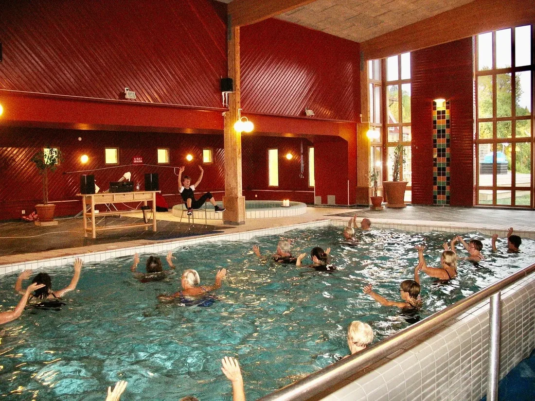 Medlemmar på vattengympa under en av föreningens resor till Saxnäs