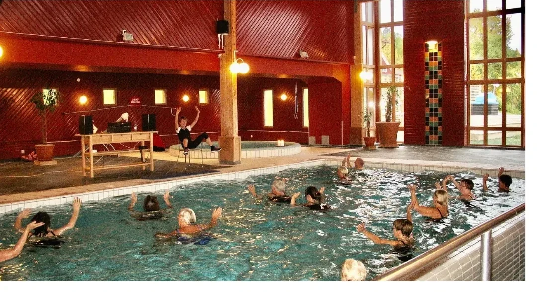 Deltagare tränar vattengympa i Multibassängen på Himlabadet
